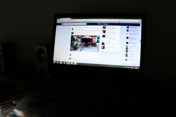 A luminosidade da tela do computador é uma das causas