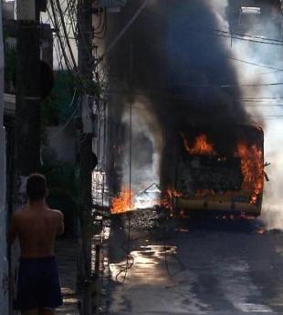 Incendiários fugiram do local sem ser identificados. Foto: A Tarde/Leitor via WhatsApp.