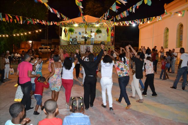 Famílias se divertem ao som da banda Forró Maneiro. Foto: Olá Bahia