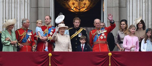 Membros da família real acenam para a multidão na varanda do Palácio de Buckingham. Foto: Ben Stansall/AFP.