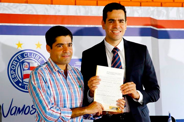 Prefeito ACM Neto e Marcelo Sant'Ana, presidente do Bahia posam com a nova certidão de Transcon. Foto: Reprodução/Facebook E.C. Bahia.