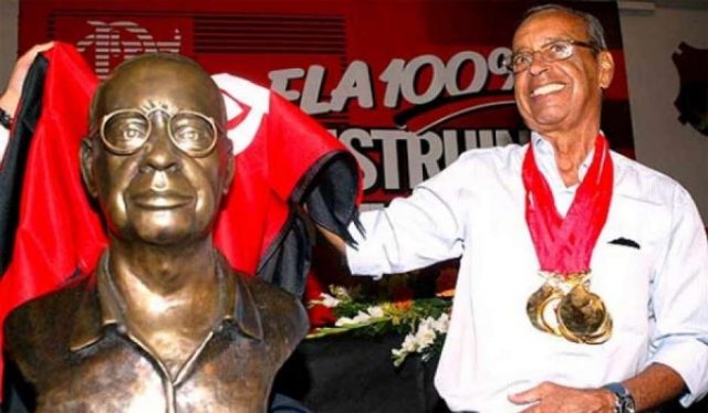 Carlinhos ao lado de seu busto na sede do Flamengo, em 2008. Foto: Flamengo / Divulgação