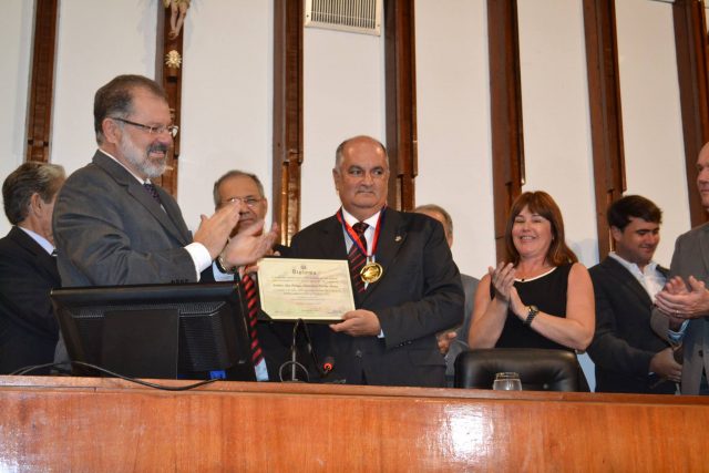 Proposta pelo deputado Carlos Geilson, Alexi Portela recebe Comenda 2 de Julho. Foto: Assessoria