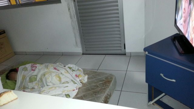 Policiais improvisaram uma cama, com um colchão, lençóis e edredom, para que ela pudesse dormir (Foto: Divulgação/PRF)