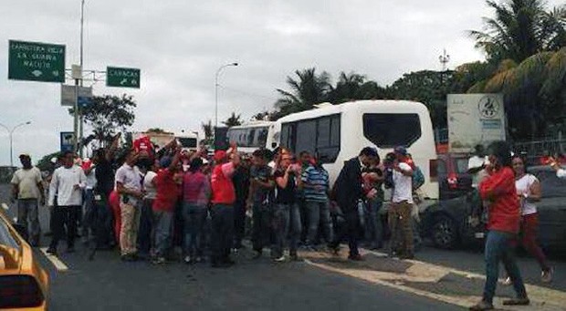 Senadores ficaram por pelo menos quatro horas sitiados em uma van depois de chegarem à Caracas (Foto: Reprodução / Twitter / RichardHBlanco)