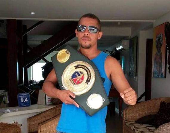 Roger Guerreiro exibe cinturão do título de Campeão Norte-Nordeste de Boxe Profissional, Categoria Médio ligeiro (Foto: Divulgação)