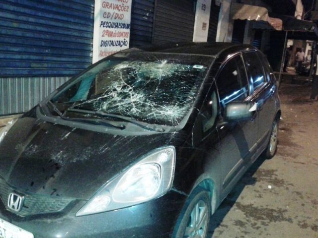 Veículos são atingidos por criminosos.