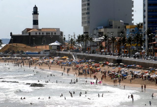 Tráfego reaberto para veículos não credenciados. Foto: pt.wikipedia.org.