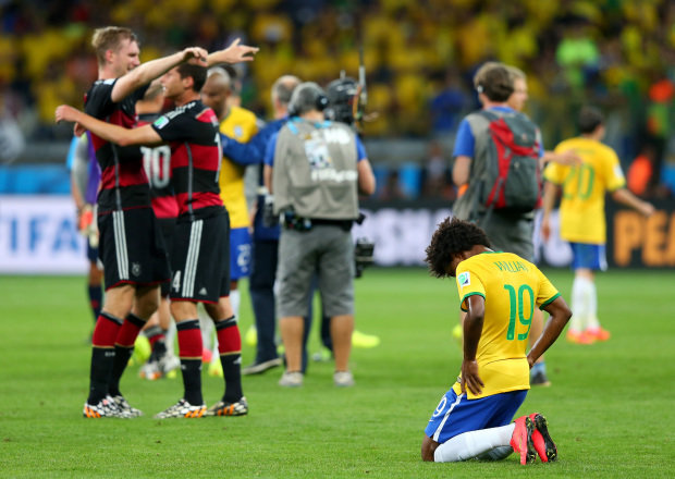 A seleção brasileira caiu de joelhos perante a supremacia alemã (Foto: Reprodução / Alex Livesey/Fifa)