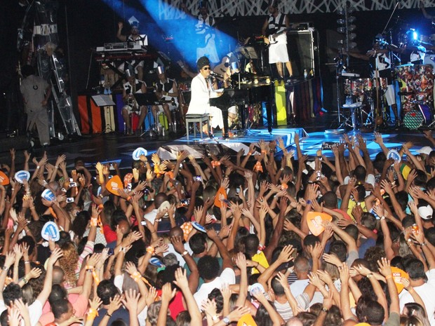 Carlinhos Brown mistura diversas vertentes artísticas.