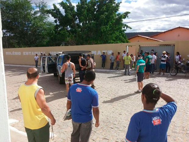 O adolescente pulou o muro da escola e desferiu três golpes contra o porteiro (Foto: Jussi Up Press)