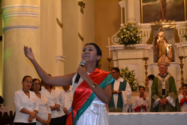 A cantora feirense Célia Zain emocionou os presentes cantando o hino à Feira. Foto: Olá Bahia