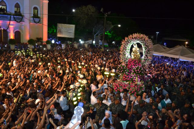 Fiéis lotam o largo da catedral Metropolitana para saudar Senhora Sant’Ana. Foto: Olá Bahia