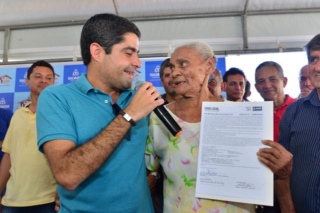 A aposentada Clemildes Couto da Cruz, de 81 anos e uma das mais antigas moradoras do hoje Conjunto ACM Foto: Agecom/ Max Haack