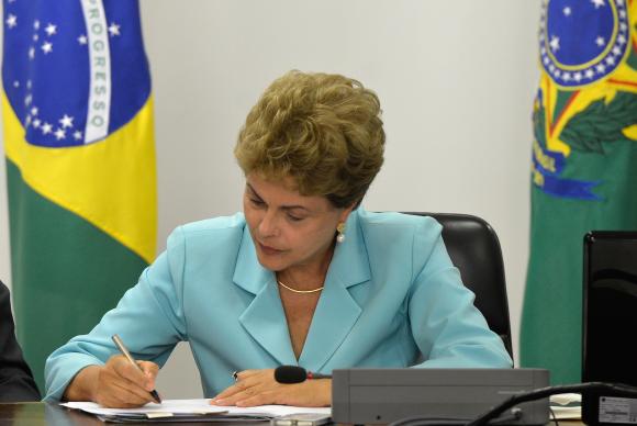 Presidente Dilma Rousseff assina Medida Provisória do Programa de Proteção ao Emprego durante reunião no Palácio do Planalto (Wilson Dias/Agência Brasil)