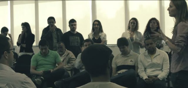 Jovens reunidos no Social Good Brasil Lab 2014. Foto: Reprodução/Vídeo Memória Social Good Brasil Lab 2014