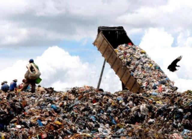 Mais de 41% das 78,6 milhões de toneladas de resíduos sólidos gerados no país, em 2014, tiveram como destino lixões e aterros controlados. Foto: Marcello Casal Jr./Abr