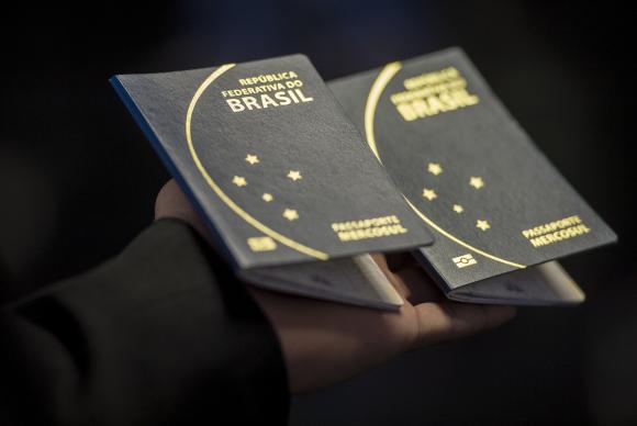 O novo passaporte comum eletrônico brasileiro passou a ser emitido na última segunda-feira (6) e terá prazo de validade de 10 anos. Foto: Marcelo Camargo/Agência Brasil