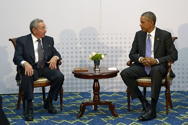 O presidente dos Estados Unidos, Barack Obama, e o líder cubano, Raúl Castro durante encontro em abril. Foto: Divulgação/VII Cumbre de Las Américas