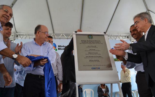 Autoridades descerram a placa de inauguração do Vida Nova Aviário 4. Foto: Olá Bahia