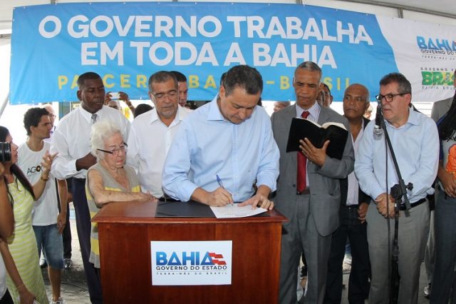 O governador Rui Costa assinou na manhã desta segunda-feira (27) a ordem de serviço Foto: Agecom GovBA
