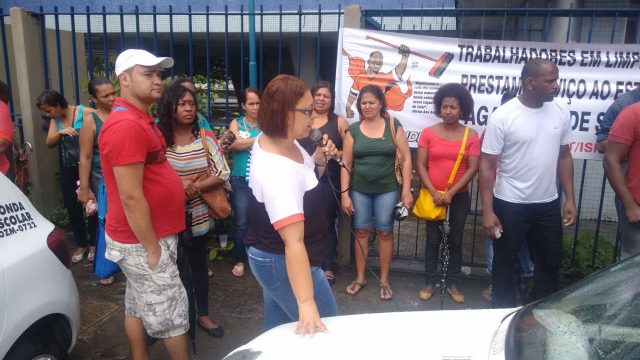 Manifestação contra o atraso no pagamento dos vencimentos trabalhadores terceirizados em frente ao Colégio Estadual Landulfo Alves. Foto: Carlos Muniz