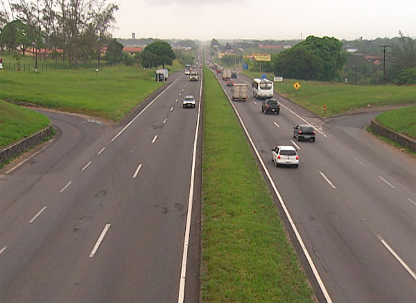 Prisão realizada em posto de combustíveis na BR-324. Foto: Imagem/TV Bahia.