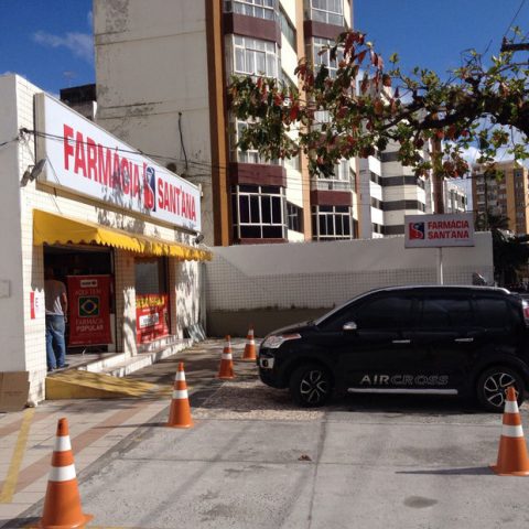 Farmácia fica na Rua Arthur de Azevedo Machado. Foto: Juarez Soares.