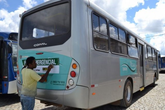 Veículos recebem adesivos da SMTT após vistoria. Foto: feiradesantana.ba.gov.br.