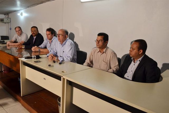 José Ronaldo apresenta solução em coletiva de imprensa. Foto: Secom.