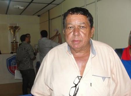 Veículo de Rubens Teixeira colidiu no fundo de uma carreta. Foto: correiofeirense.com.br.