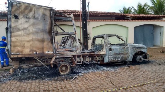 Fogo chegou a atingir a rede elétrica da rua. Foto: rfnoticias.com.