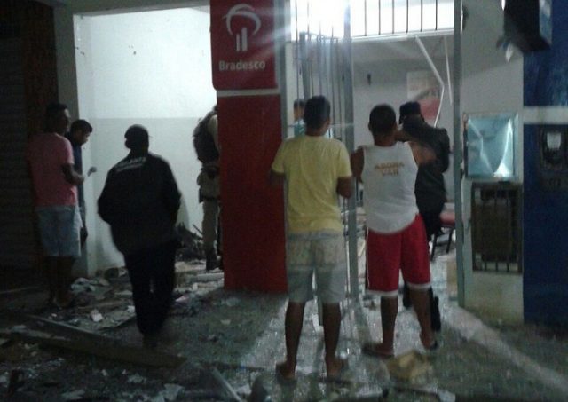 Populares relatam ainda terem ouvido barulho de tiros deflagrados pelos criminosos.