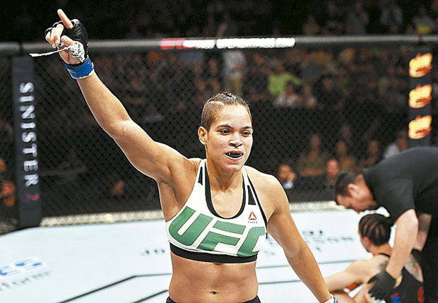 Baiana comemorou a vitória sobre a americana Sara McMann (Foto: Divulgação/UFC)
