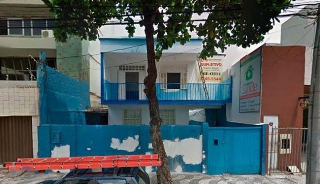 Um terceiro componente do grupo deu cobertura aos demais do lado de fora da unidade. Foto: Reprodução/Google Maps.