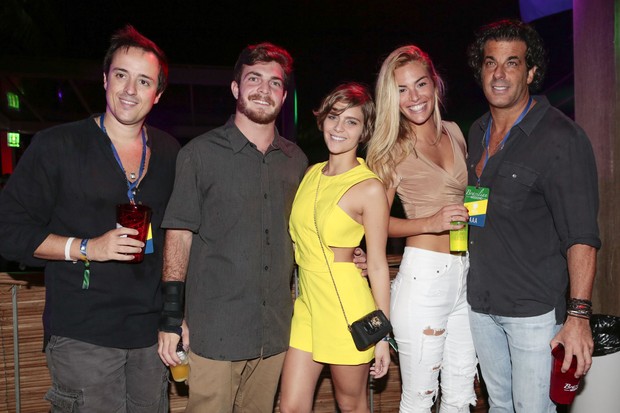 O casal ao lado de amigos como Álvaro Garnero (Foto: Rafael Cusato/Photo Rio News)