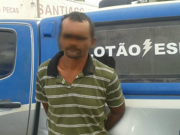 Suspeito foi imobilizado por populares. Foto: Divulgação/Polícia Militar.