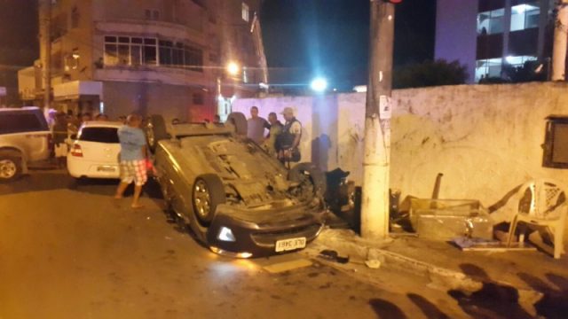 Condutor que provocou o acidente fugiu do local a pé, mas foi localizado.