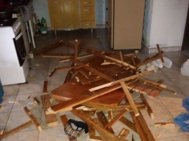 Polícia afirma que homem quebrou móveis durante o surto. Foto: Divulgação/ Polícia Civil Itaí.