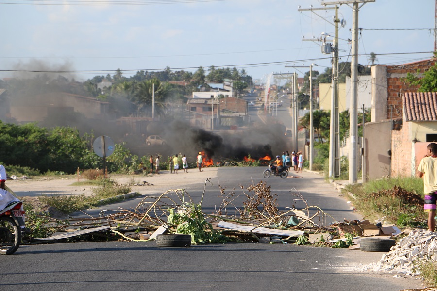 Os moradores interditaram a avenida usando galhos e queimando pneus