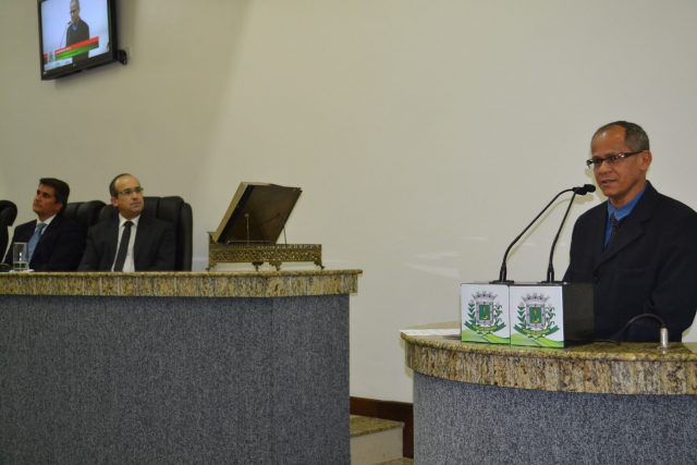 Valdomiro Silva, secretário de Comunicação de Feira de Santana, parabenizou a emissora pelos relevantes serviços prestados. Foto: Olá Bahia