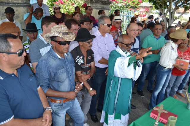 Diácono Beto presidiu a liturgia que contou com a presença do prefeito José Ronaldo, secretários municipais, vereadores e do deputado estadual Carlos Geilson. Foto: Olá Bahia