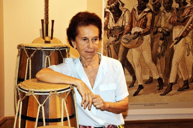 Pesquisadora Emília Biancardi apresenta palestra musicada na abertura de mostra que leva o seu nome. Foto: Lazaro Menezs