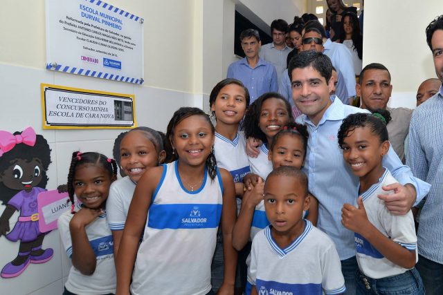 Prefeito ACM Neto com alunos da Escola Durval Pinheiro. Fotos: Max Haack