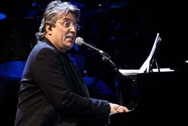 O músico se apresenta ao lado da Orquestra Sinfônica Arte Viva. Foto: Reprodução/Catraca Livre