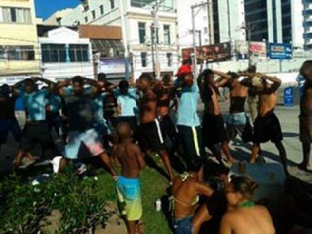 Polícia abordou suspeitos logo após a confusão. Foto: Divulgação/PM