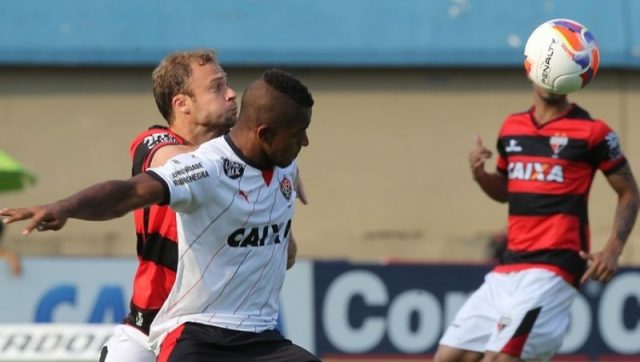 Rafaelson, atacante do Vitória, tenta dominar a bola e é marcado por Rafael, zagueiro do Atlético-GO (Foto: O Popular)