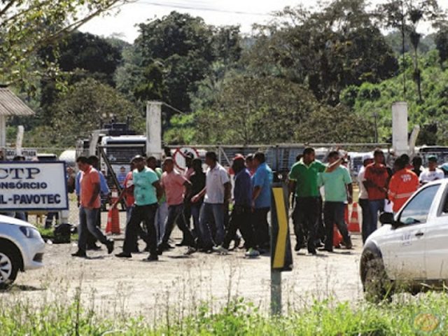 Ex-funcionários bloquearam a entrada e saída de veículos da empresa. Foto: Giro em Ipiaú