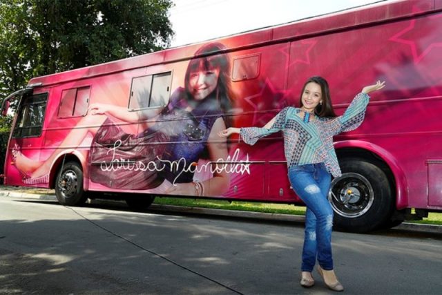 Atriz e cantora mostra detalhes do ônibus que usa em seus shows pelo Brasil (Foto: Alessandra Gerzoschkowitz / EGO)