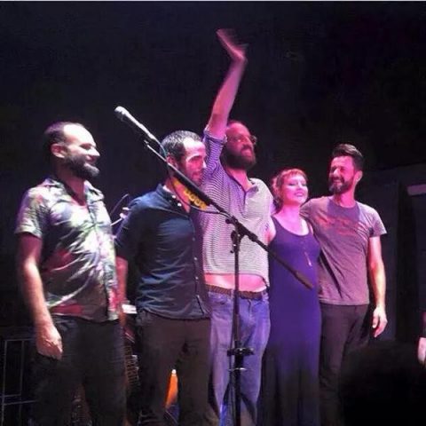Mallu abraçada a Camelo em show em Lisboa na noite da quarta-feira (9). Foto: Reprodução/Facebook Mallunáticos